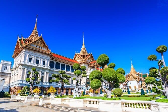 Het grote paleis met de liggende, gouden boeddha