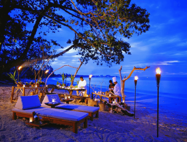 Romantisch diner op het strand van The Sarojin in Khao Lak