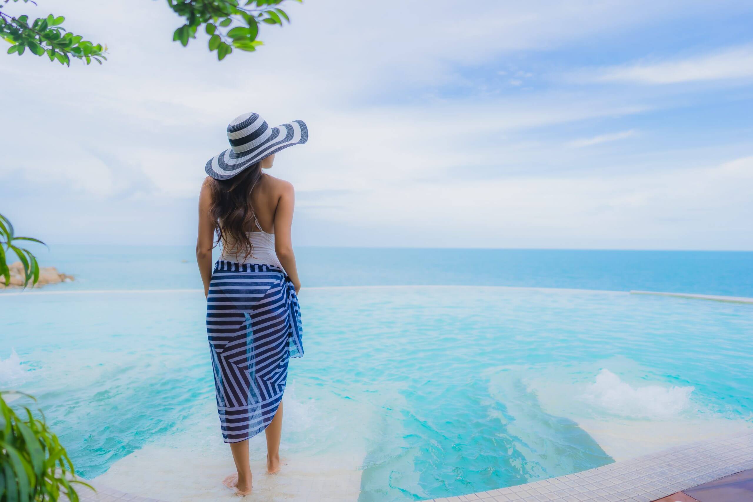 Luxe infinity pool van Thais resort met uitzicht op turquoise zee
